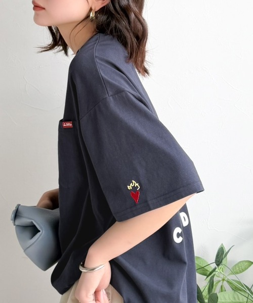 Java(ジャバ)の「《JaVaジャバコラボ》男女でお揃いできちゃう!バックプリントで差がつく個性派T♪ 裾スピンドル フロッキーバックプリントビッグTシャツ(Tシャツ/カットソー・レディース・ネイビー/チャコール/オフホワイト/ブラウン・MEDIUM/LARGE/X-LARGE/SMALL)」の4枚目の写真