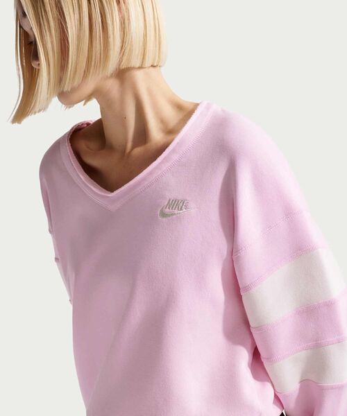 NIKE(ナイキ)の「ナイキ スポーツウェア クラブ フリース ウィメンズ オーバーサイズド Vネック スウェットシャツ / Nike Sportswear Club Fleece Women's Oversized V-Neck Sweatshirt IQ0085-663 Pink Foam(スウェット・レディース・ピンク・L/S/M/XS/XL)」の10枚目の写真