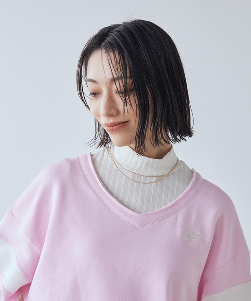 NIKE(ナイキ)の「ナイキ スポーツウェア クラブ フリース ウィメンズ オーバーサイズド Vネック スウェットシャツ / Nike Sportswear Club Fleece Women's Oversized V-Neck Sweatshirt IQ0085-663 Pink Foam(スウェット・レディース・ピンク・L/S/M/XS/XL)」の6枚目の写真