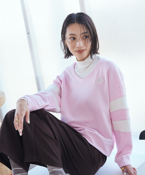 NIKE(ナイキ)の「ナイキ スポーツウェア クラブ フリース ウィメンズ オーバーサイズド Vネック スウェットシャツ / Nike Sportswear Club Fleece Women's Oversized V-Neck Sweatshirt IQ0085-663 Pink Foam(スウェット・レディース・ピンク・L/S/M/XS/XL)」の7枚目の写真