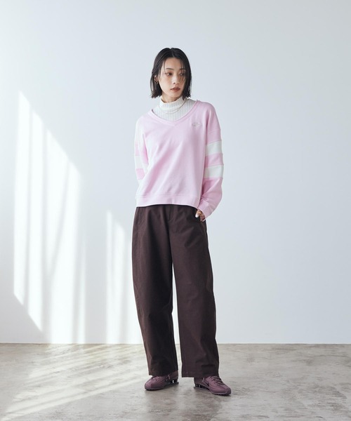 NIKE(ナイキ)の「ナイキ スポーツウェア クラブ フリース ウィメンズ オーバーサイズド Vネック スウェットシャツ / Nike Sportswear Club Fleece Women's Oversized V-Neck Sweatshirt IQ0085-663 Pink Foam(スウェット・レディース・ピンク・L/S/M/XS/XL)」の3枚目の写真