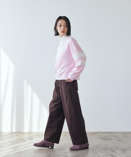 NIKE(ナイキ)の「ナイキ スポーツウェア クラブ フリース ウィメンズ オーバーサイズド Vネック スウェットシャツ / Nike Sportswear Club Fleece Women's Oversized V-Neck Sweatshirt IQ0085-663 Pink Foam(スウェット・レディース・ピンク・L/S/M/XS/XL)」の4枚目の写真
