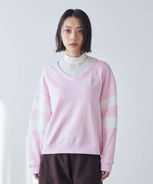 NIKE(ナイキ)の「ナイキ スポーツウェア クラブ フリース ウィメンズ オーバーサイズド Vネック スウェットシャツ / Nike Sportswear Club Fleece Women's Oversized V-Neck Sweatshirt IQ0085-663 Pink Foam(スウェット・レディース・ピンク・L/S/M/XS/XL)」の13枚目の写真