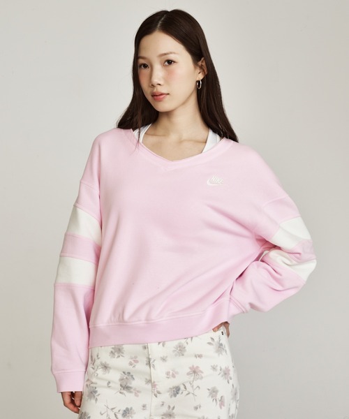 NIKE(ナイキ)の「ナイキ スポーツウェア クラブ フリース ウィメンズ オーバーサイズド Vネック スウェットシャツ / Nike Sportswear Club Fleece Women's Oversized V-Neck Sweatshirt IQ0085-663 Pink Foam(スウェット・レディース・ピンク・L/S/M/XS/XL)」の14枚目の写真