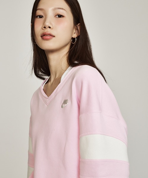NIKE(ナイキ)の「ナイキ スポーツウェア クラブ フリース ウィメンズ オーバーサイズド Vネック スウェットシャツ / Nike Sportswear Club Fleece Women's Oversized V-Neck Sweatshirt IQ0085-663 Pink Foam(スウェット・レディース・ピンク・L/S/M/XS/XL)」の18枚目の写真