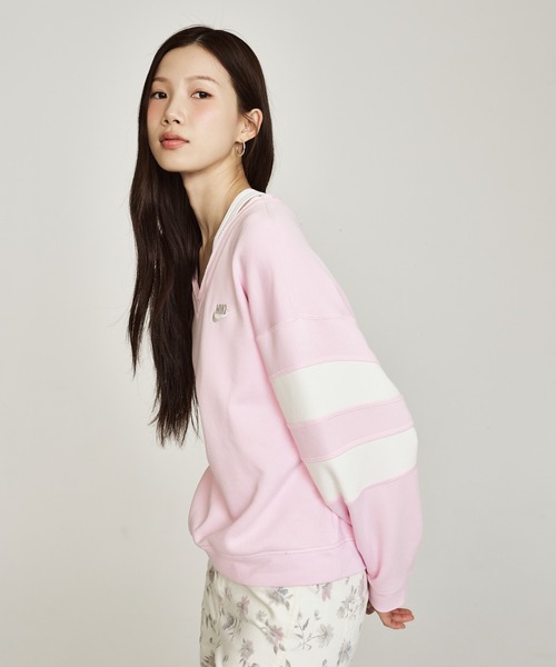 NIKE(ナイキ)の「ナイキ スポーツウェア クラブ フリース ウィメンズ オーバーサイズド Vネック スウェットシャツ / Nike Sportswear Club Fleece Women's Oversized V-Neck Sweatshirt IQ0085-663 Pink Foam(スウェット・レディース・ピンク・L/S/M/XS/XL)」の15枚目の写真