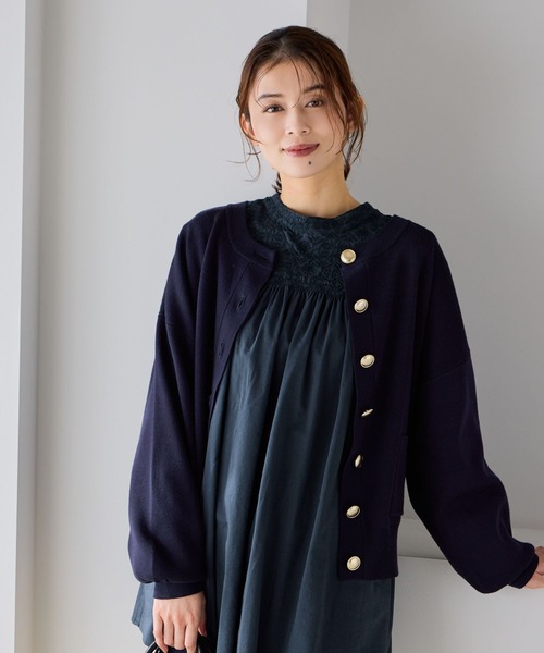 studio CLIP(スタディオクリップ)の「【WEB限定】ゴールドボタンカーディガン《オケージョン2026SS》(カーディガン/ボレロ・レディース・ネイビー/ブラック・FREE)」の1枚目の写真