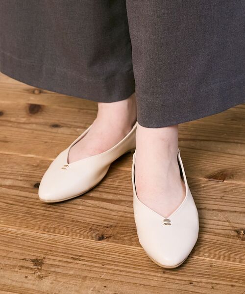 le.coeur blanc（ルクールブラン）の「《WEB限定アイテム》Vカットフラットパンプス（パンプス・レディース・ブラック/アイボリー・38/37/36/39）」の3枚目の写真