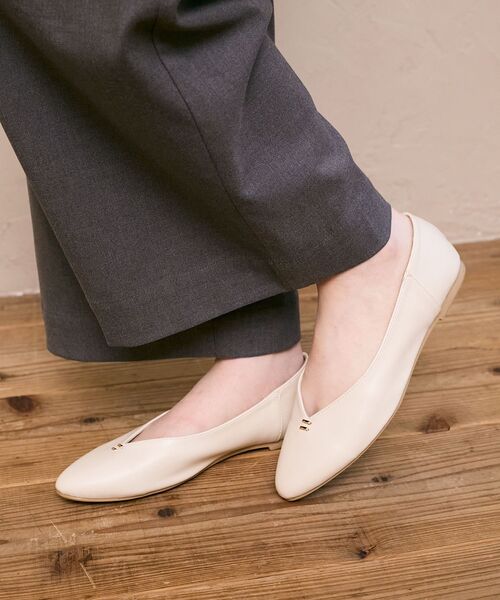 le.coeur blanc（ルクールブラン）の「《WEB限定アイテム》Vカットフラットパンプス（パンプス・レディース・ブラック/アイボリー・38/37/36/39）」の4枚目の写真