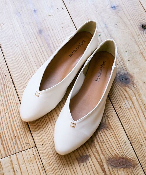 le.coeur blanc（ルクールブラン）の「《WEB限定アイテム》Vカットフラットパンプス（パンプス・レディース・ブラック/アイボリー・38/37/36/39）」の5枚目の写真