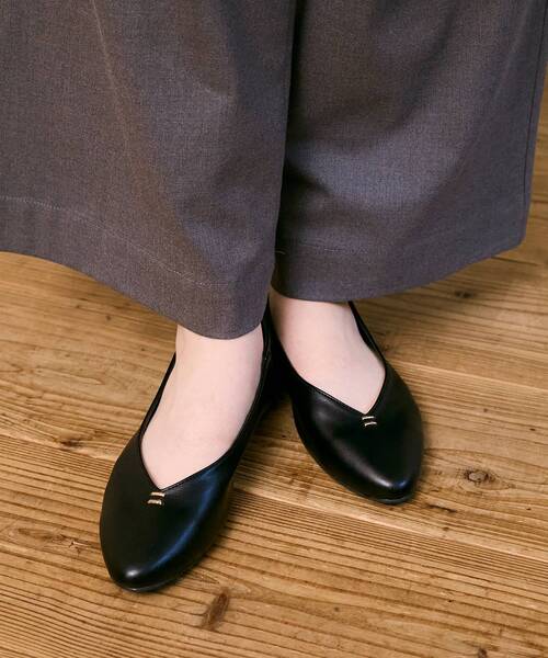 le.coeur blanc（ルクールブラン）の「《WEB限定アイテム》Vカットフラットパンプス（パンプス・レディース・ブラック/アイボリー・38/37/36/39）」の9枚目の写真