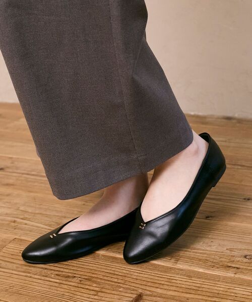 le.coeur blanc（ルクールブラン）の「《WEB限定アイテム》Vカットフラットパンプス（パンプス・レディース・ブラック/アイボリー・38/37/36/39）」の10枚目の写真