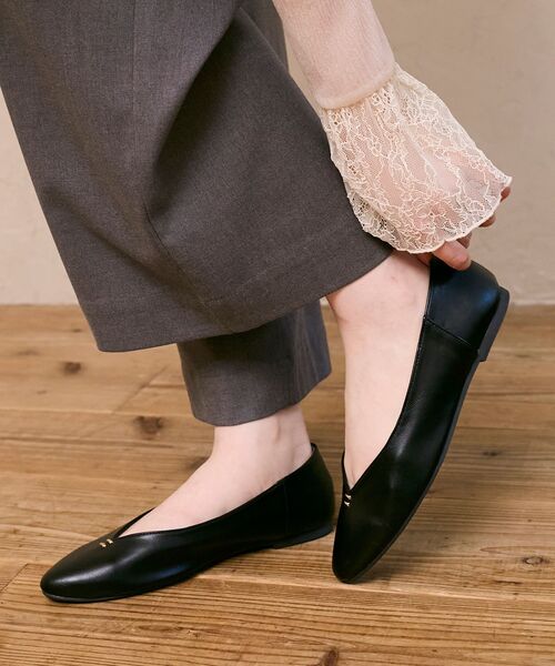 le.coeur blanc（ルクールブラン）の「《WEB限定アイテム》Vカットフラットパンプス（パンプス・レディース・ブラック/アイボリー・38/37/36/39）」の11枚目の写真