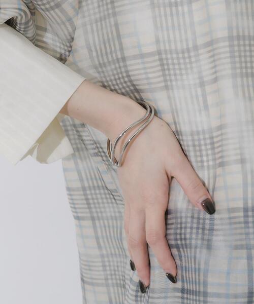 SMELLY(スメリー)の「ダブルラインウェーブバングル(ブレスレット・レディース・シルバー・-)」の1枚目の写真