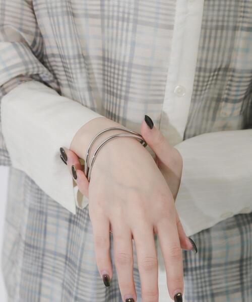 SMELLY(スメリー)の「ダブルラインウェーブバングル(ブレスレット・レディース・シルバー・-)」の5枚目の写真