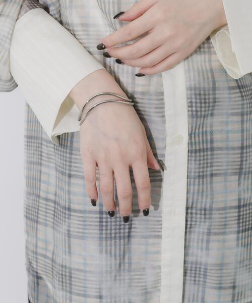 SMELLY(スメリー)の「ダブルラインウェーブバングル(ブレスレット・レディース・シルバー・-)」の4枚目の写真