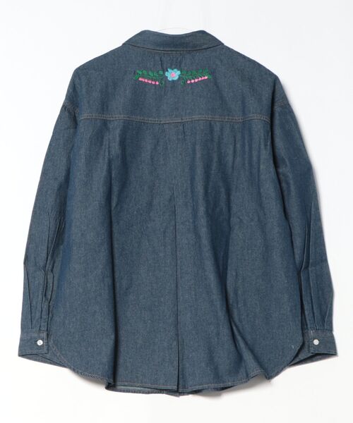 SOMETHING（サムシング）の「SOMETHING　刺繍ビッグデニムシャツ（シャツ/ブラウス・レディース・ライトインディゴブルー/インディゴブルー・FREE）」の18枚目の写真
