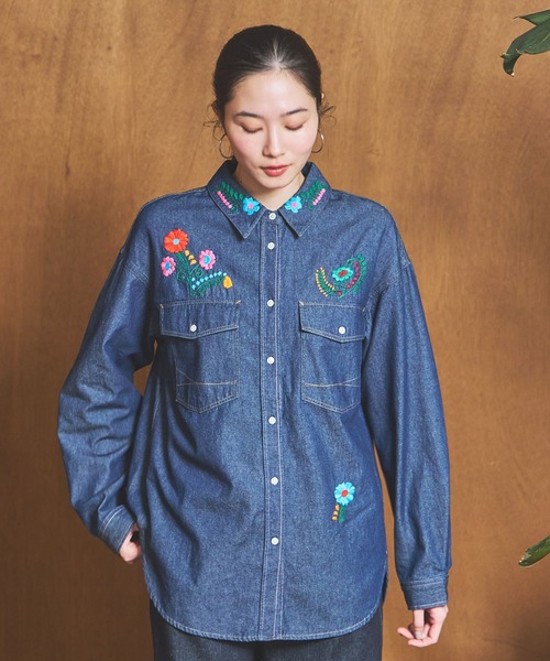 SOMETHING（サムシング）の「SOMETHING　刺繍ビッグデニムシャツ（シャツ/ブラウス・レディース・ライトインディゴブルー/インディゴブルー・FREE）」の3枚目の写真