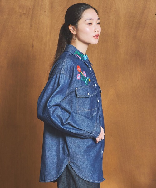 SOMETHING（サムシング）の「SOMETHING　刺繍ビッグデニムシャツ（シャツ/ブラウス・レディース・ライトインディゴブルー/インディゴブルー・FREE）」の4枚目の写真