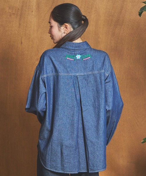 SOMETHING（サムシング）の「SOMETHING　刺繍ビッグデニムシャツ（シャツ/ブラウス・レディース・ライトインディゴブルー/インディゴブルー・FREE）」の5枚目の写真