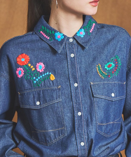 SOMETHING（サムシング）の「SOMETHING　刺繍ビッグデニムシャツ（シャツ/ブラウス・レディース・ライトインディゴブルー/インディゴブルー・FREE）」の7枚目の写真