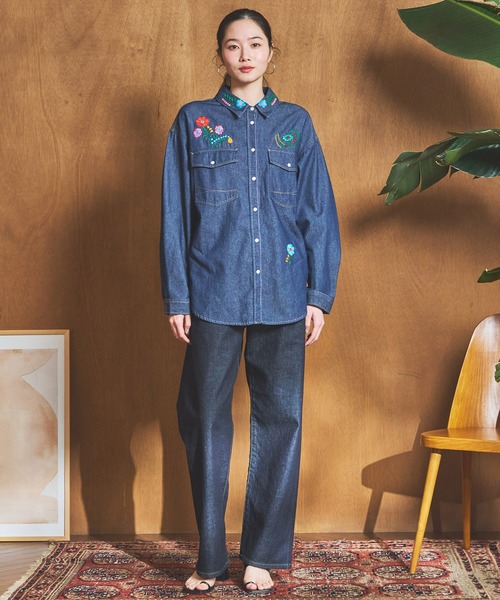 SOMETHING（サムシング）の「SOMETHING　刺繍ビッグデニムシャツ（シャツ/ブラウス・レディース・ライトインディゴブルー/インディゴブルー・FREE）」の8枚目の写真