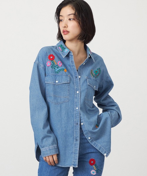 SOMETHING（サムシング）の「SOMETHING　刺繍ビッグデニムシャツ（シャツ/ブラウス・レディース・ライトインディゴブルー/インディゴブルー・FREE）」の9枚目の写真