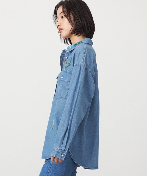 SOMETHING（サムシング）の「SOMETHING　刺繍ビッグデニムシャツ（シャツ/ブラウス・レディース・ライトインディゴブルー/インディゴブルー・FREE）」の10枚目の写真