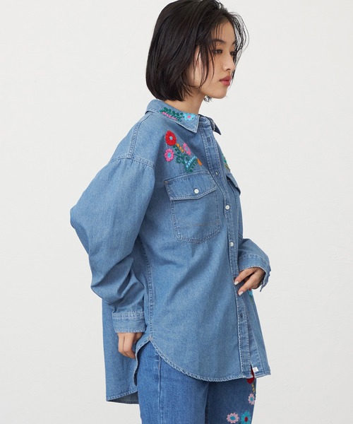 SOMETHING（サムシング）の「SOMETHING　刺繍ビッグデニムシャツ（シャツ/ブラウス・レディース・ライトインディゴブルー/インディゴブルー・FREE）」の11枚目の写真