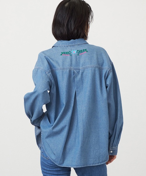 SOMETHING（サムシング）の「SOMETHING　刺繍ビッグデニムシャツ（シャツ/ブラウス・レディース・ライトインディゴブルー/インディゴブルー・FREE）」の12枚目の写真