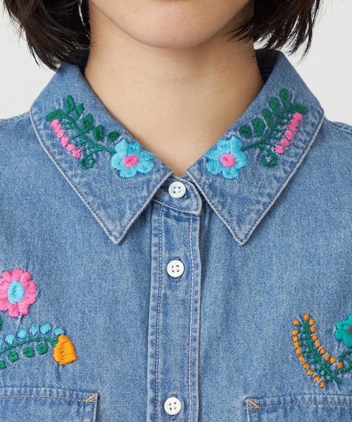 SOMETHING（サムシング）の「SOMETHING　刺繍ビッグデニムシャツ（シャツ/ブラウス・レディース・ライトインディゴブルー/インディゴブルー・FREE）」の13枚目の写真