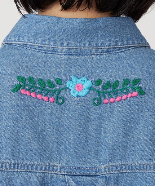 SOMETHING（サムシング）の「SOMETHING　刺繍ビッグデニムシャツ（シャツ/ブラウス・レディース・ライトインディゴブルー/インディゴブルー・FREE）」の14枚目の写真