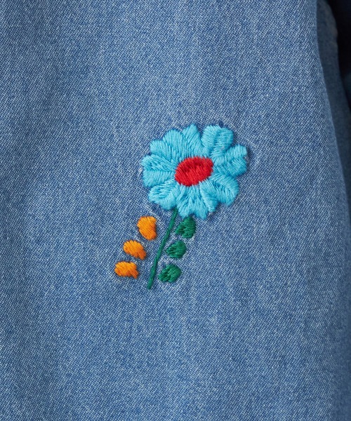 SOMETHING（サムシング）の「SOMETHING　刺繍ビッグデニムシャツ（シャツ/ブラウス・レディース・ライトインディゴブルー/インディゴブルー・FREE）」の15枚目の写真