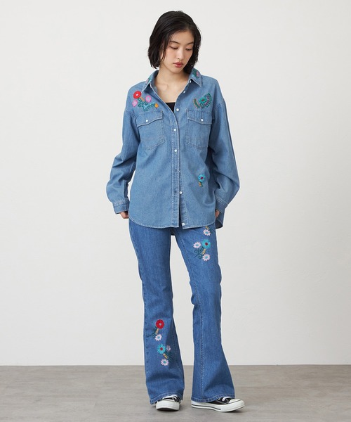SOMETHING（サムシング）の「SOMETHING　刺繍ビッグデニムシャツ（シャツ/ブラウス・レディース・ライトインディゴブルー/インディゴブルー・FREE）」の16枚目の写真