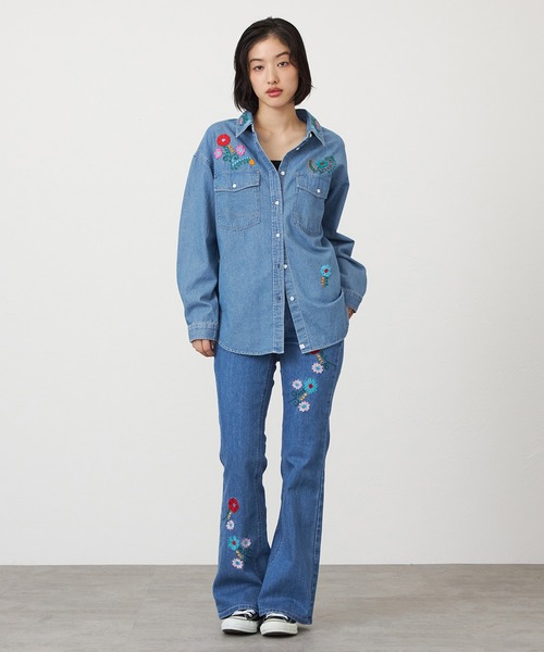 SOMETHING（サムシング）の「SOMETHING　刺繍ビッグデニムシャツ（シャツ/ブラウス・レディース・ライトインディゴブルー/インディゴブルー・FREE）」の17枚目の写真