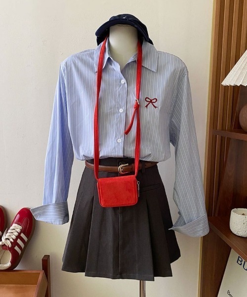 Ritzy(リッツィー)の「リボンワンポイント ストライプシャツ ブラウス(シャツ/ブラウス・レディース・ブルー/ホワイト・M/L)」の2枚目の写真