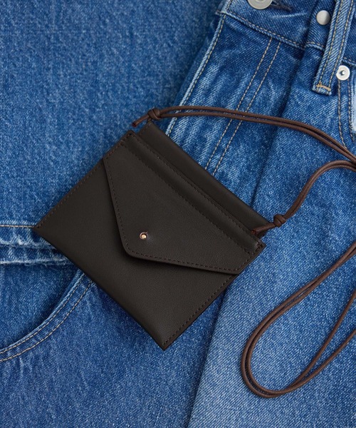 AMERICANA（アメリカーナ）の「【Americana（アメリカーナ） for SALON】エンベロップネックレスポーチ/ステッカー（ポーチ・レディース・ブラウン系その他/キャメル・FREE）」の2枚目の写真