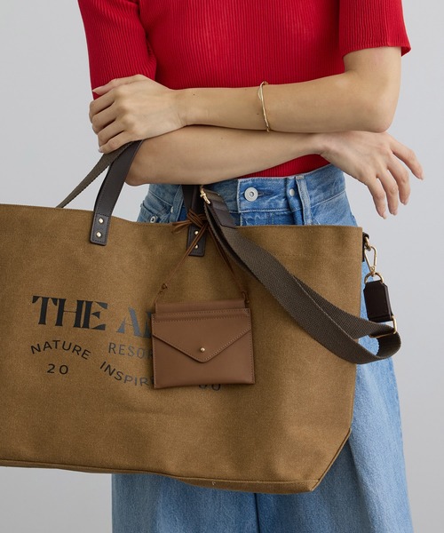 AMERICANA（アメリカーナ）の「【Americana（アメリカーナ） for SALON】エンベロップネックレスポーチ/ステッカー（ポーチ・レディース・ブラウン系その他/キャメル・FREE）」の6枚目の写真