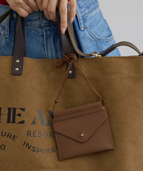 AMERICANA（アメリカーナ）の「【Americana（アメリカーナ） for SALON】エンベロップネックレスポーチ/ステッカー（ポーチ・レディース・ブラウン系その他/キャメル・FREE）」の7枚目の写真