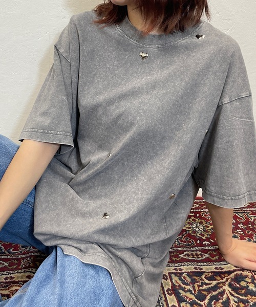 ROGER AND RAW(ロジャーアンドロウ)の「ハートプレート付きクルーTシャツ(Tシャツ/カットソー・レディース・ブラック/グレー/ベージュ/パープル・FREE)」の2枚目の写真