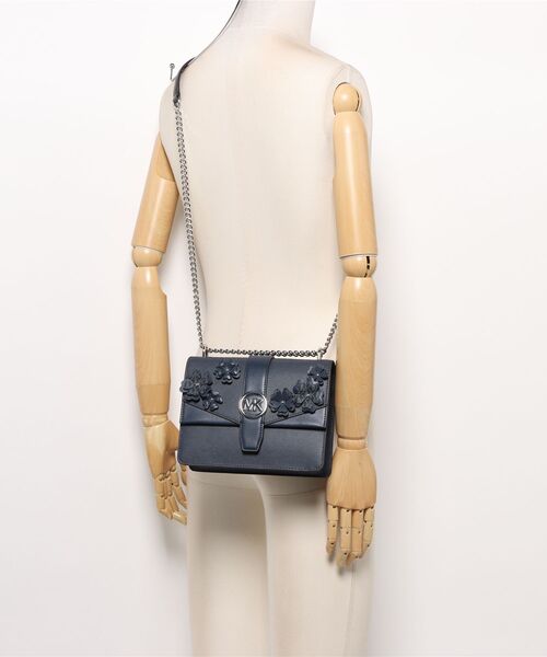 MICHAEL KORS（マイケルコース）の「GREENWICH フローラル エンブリッシュ クロスボディ スモール（ショルダーバッグ・レディース・ネイビー・FREE）」の5枚目の写真