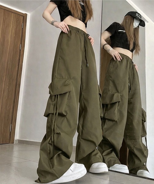 VIBGYOR(ヴィブジョー)の「【EIZZ/アイズ】ドローストリング ボリューム ワイドカーゴパンツ(カーゴパンツ・レディース・ブラック/カーキ/ピンク/イエロー/アイボリー/チャコール・FREE)」の4枚目の写真