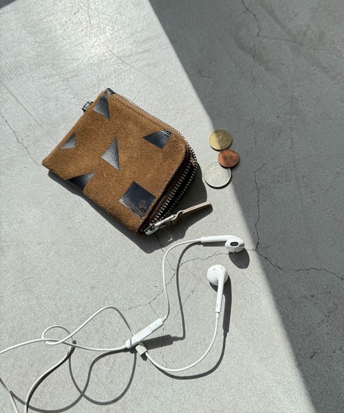 CANAL JEAN(キャナルジーン)の「choice_cnl ジオメトリックスウェードミニウォレット(財布・レディース・キャメル・ONE SIZE)」の2枚目の写真