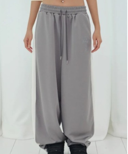 FANCY CLUB（ファンシークラブ）の「◇FANCYCLUB◇ブランド直輸入正規品/フロス グロッシー トラック パンツ FROSS GLOSSY TRACK PANTS（その他パンツ・レディース・カーキ/スカイブルー/アイボリー・FREE）」の2枚目の写真