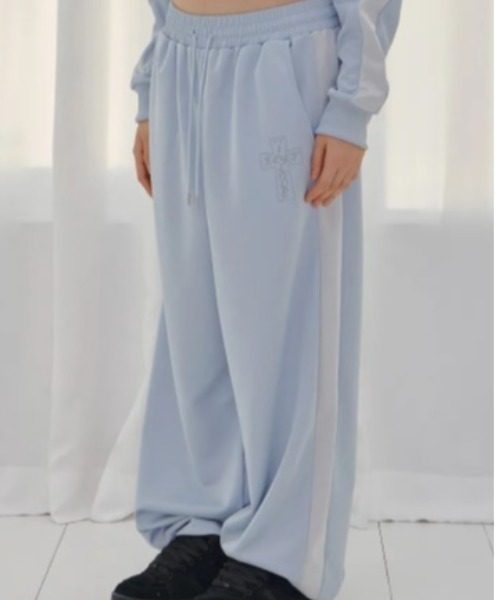 FANCY CLUB（ファンシークラブ）の「◇FANCYCLUB◇ブランド直輸入正規品/フロス グロッシー トラック パンツ FROSS GLOSSY TRACK PANTS（その他パンツ・レディース・カーキ/スカイブルー/アイボリー・FREE）」の11枚目の写真