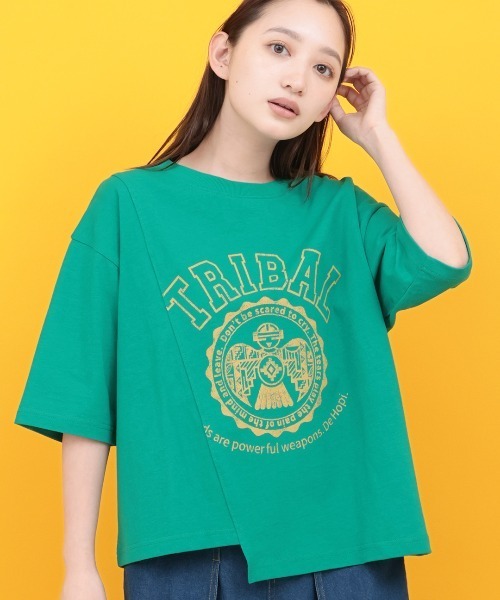 チチカカ(チチカカ)の「Orale! リメイク風カレッジTシャツ(Tシャツ/カットソー・レディース・グリーン/ホワイト/ブラック・FREE)」の3枚目の写真