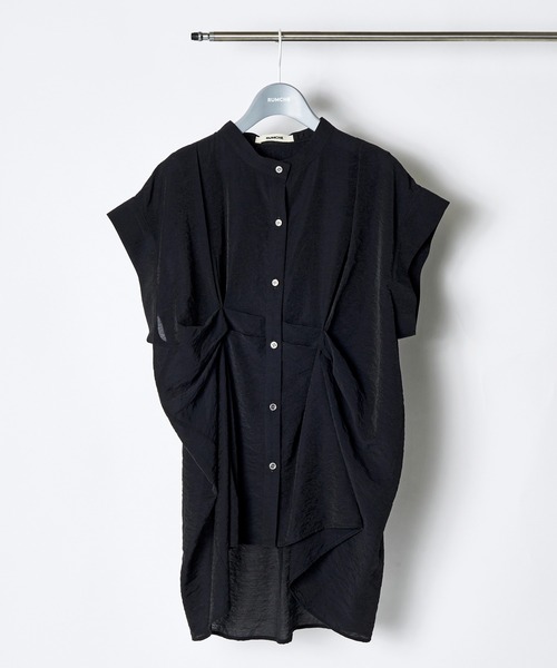 RUMCHE(ラムシェ)の「Layered Tuck Sleeveless Blouse / レイヤードタックノースリーブブラウス(シャツ/ブラウス・レディース・ブラック/ホワイト・FREE)」の2枚目の写真