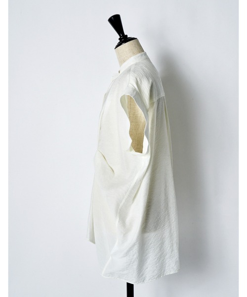 RUMCHE(ラムシェ)の「Layered Tuck Sleeveless Blouse / レイヤードタックノースリーブブラウス(シャツ/ブラウス・レディース・ブラック/ホワイト・FREE)」の15枚目の写真