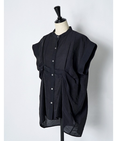 RUMCHE(ラムシェ)の「Layered Tuck Sleeveless Blouse / レイヤードタックノースリーブブラウス(シャツ/ブラウス・レディース・ブラック/ホワイト・FREE)」の11枚目の写真