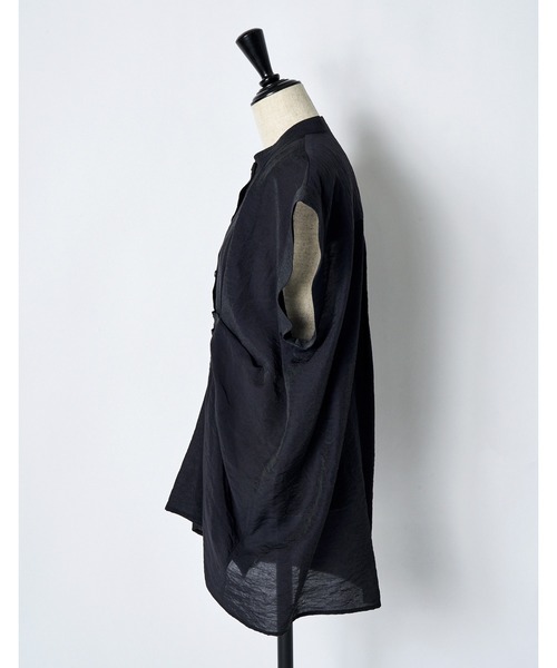RUMCHE(ラムシェ)の「Layered Tuck Sleeveless Blouse / レイヤードタックノースリーブブラウス(シャツ/ブラウス・レディース・ブラック/ホワイト・FREE)」の12枚目の写真